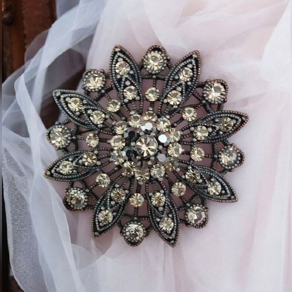 Vintage-Inspired Floral Rhinestone Brooch – Antique Silver Tone